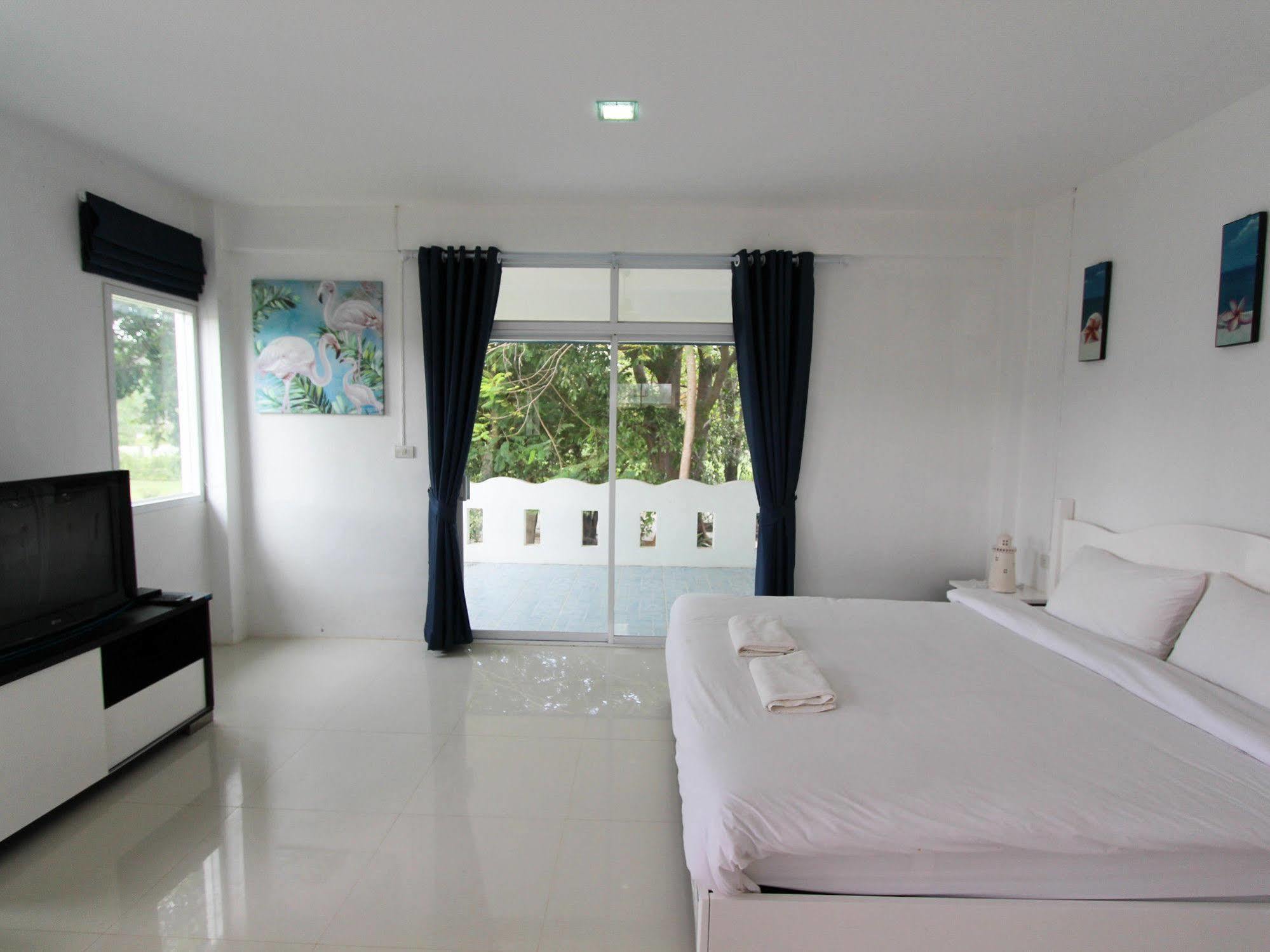 Issara Beach Resort Sichon Extérieur photo