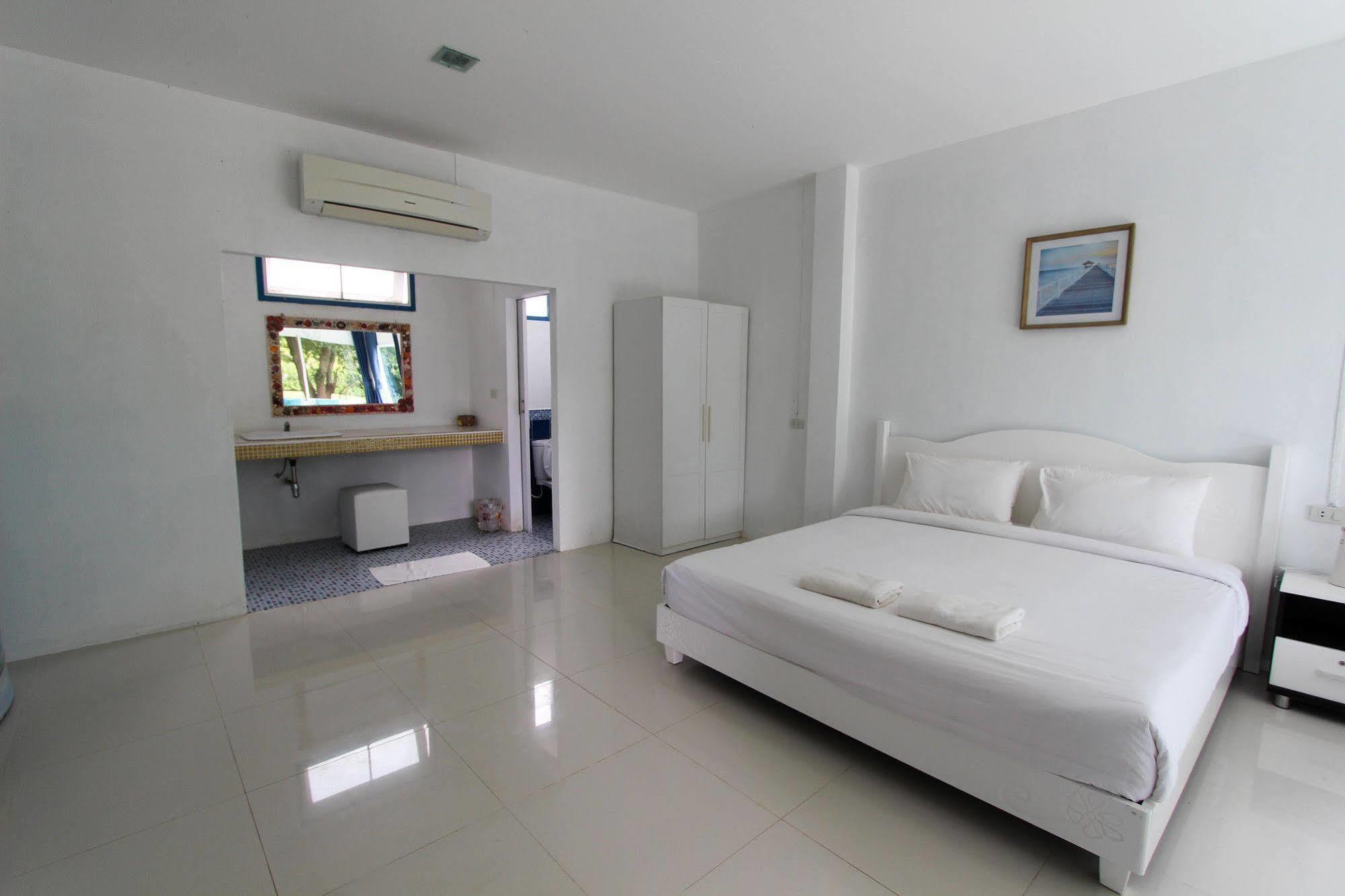 Issara Beach Resort Sichon Extérieur photo