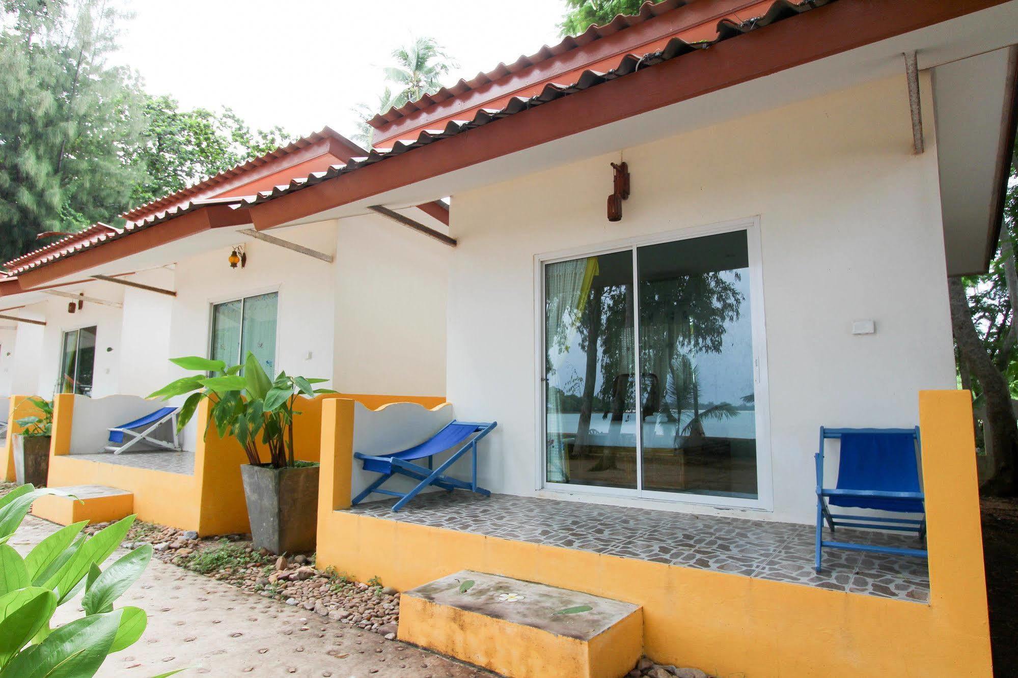 Issara Beach Resort Sichon Extérieur photo