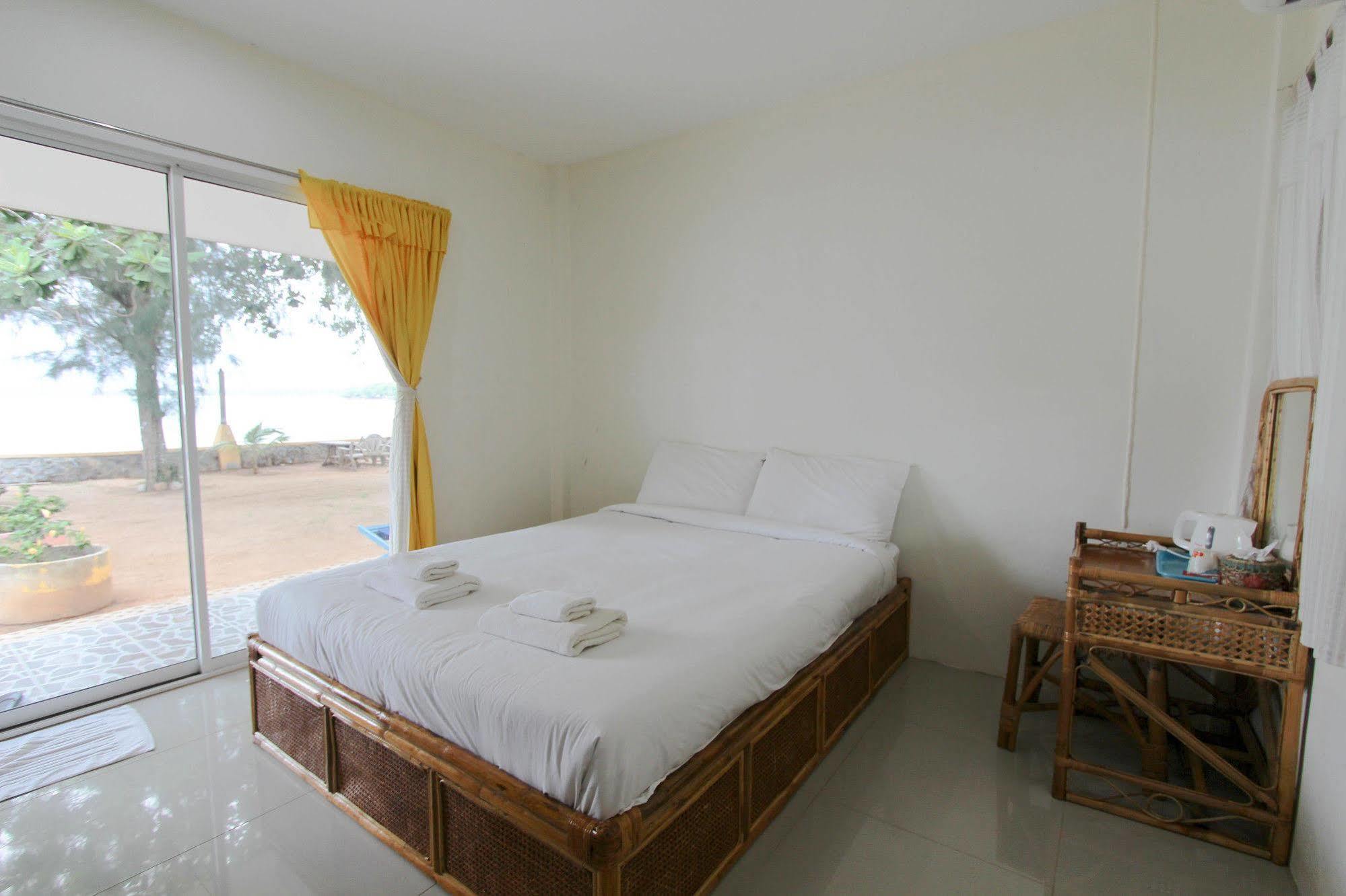 Issara Beach Resort Sichon Extérieur photo
