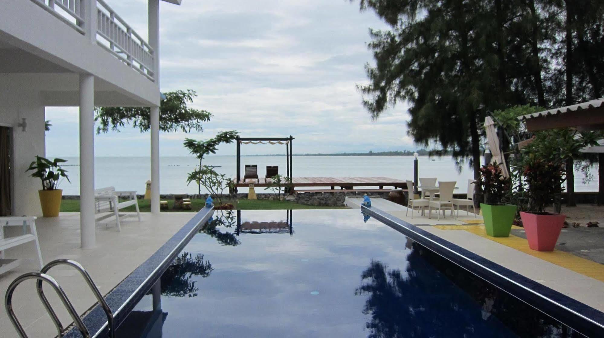 Issara Beach Resort Sichon Extérieur photo