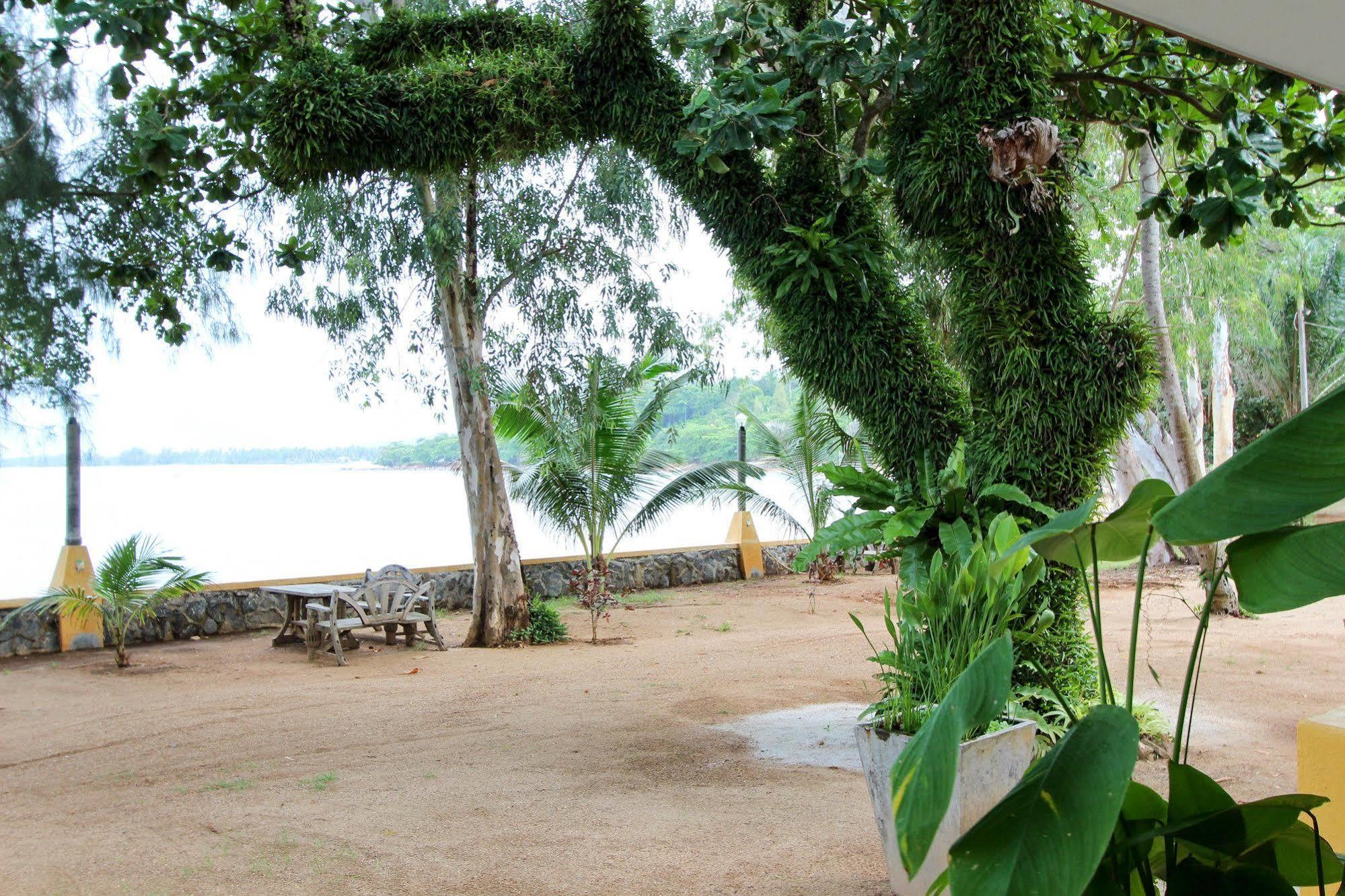 Issara Beach Resort Sichon Extérieur photo